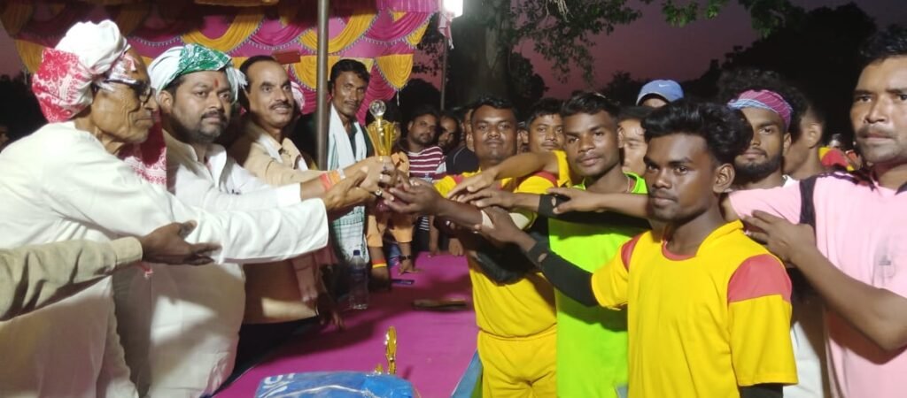 जय सरना फुटबॉल टुर्नामेंट का पूर्व विधायक बिट्टू सिंह नें  फीता काट कर किया उद्घाटन