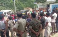 बैंक मैनेजर पर तानी पिस्टल, 1 कर्मचारी को मारी गोली, बैंक लूटने आए थें 5 अपराधी, ग्रामीणों ने खदेड़ कर 2 को पकड़ा
