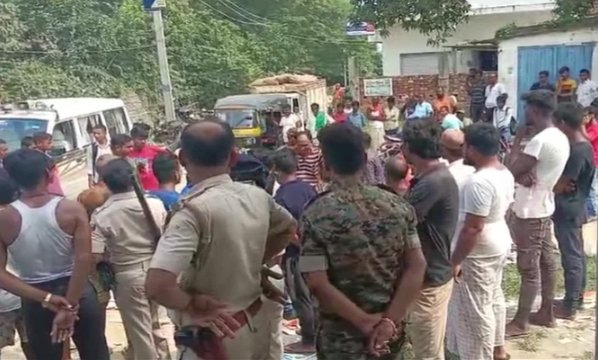 बैंक मैनेजर पर तानी पिस्टल, 1 कर्मचारी को मारी गोली, बैंक लूटने आए थें 5 अपराधी, ग्रामीणों ने खदेड़ कर 2 को पकड़ा