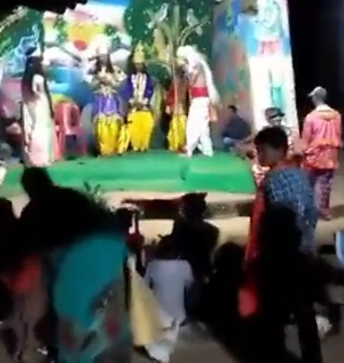 रामलीला कलाकार की LIVE मौत : बोला धनुष किसने तोड़ा, ” डॉयलॉग बोलते ही परशुराम की रौल करते हुई मौत, लोग किरदार की एक्टिंग देख बजाते रहे तालियां, तब तक हो गयी मौत,