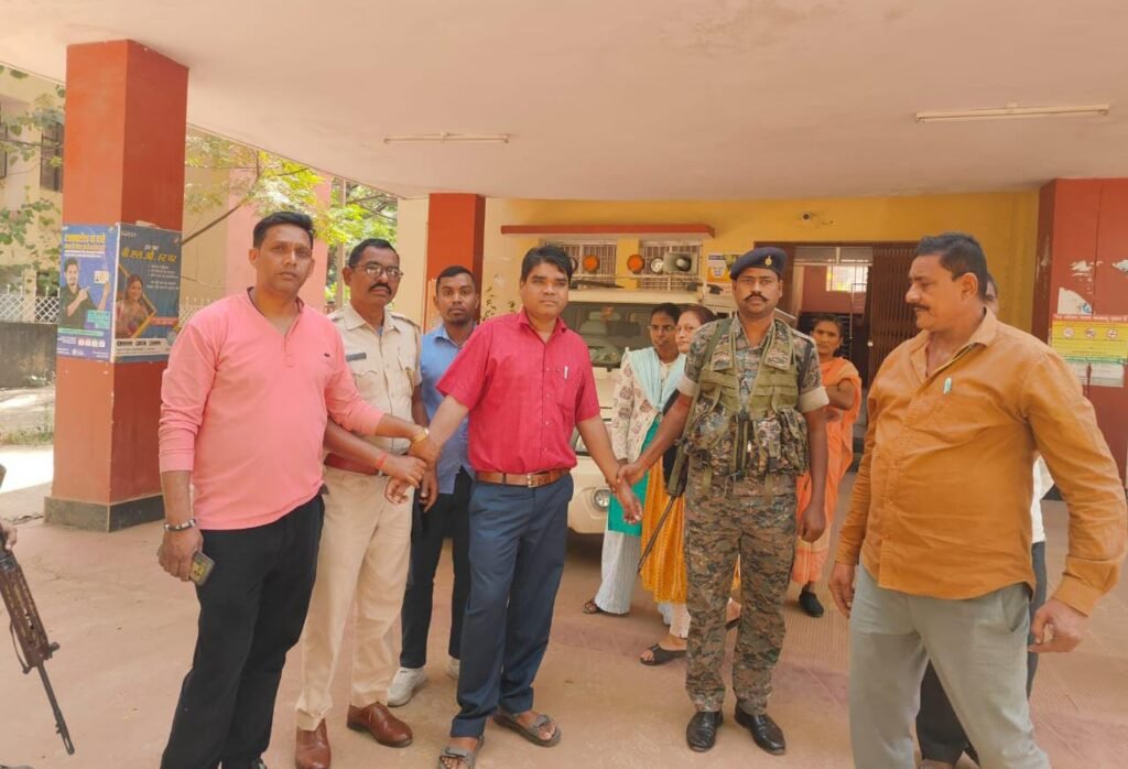 ACB पलामू की बड़ी कार्रवाई,लातेहार एलआरडीसी कें पेसकार को ₹5000 घूस लेते रंगे हाथ ACB नें किया गिरफ्तार ।