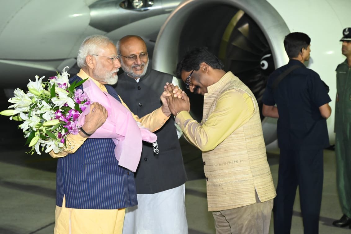 रांची : प्रधानमंत्री नरेंद्र मोदी दो दिवसीय दौरे पर झारखंड पहुंचे हुए हैं। वह बिरसा मुंडा की जन्मस्थली में एक कार्यक्रम में शामिल हो रहे हैं। आईए देखते हैं कार्यक्रम स्थल से सीधा प्रसारण,आज पीएम मोदी क्या देने वाले हैं सौगात, इन कार्यक्रमों में होंगे शामिल