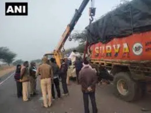 ASI समेत 5 पुलिसकर्मियों की मौत : PM मोदी की सभा में तैनात जवान सड़क हादसे का हुए शिकार, ड्यूटी पर जाने के दौरान पुलिस वैन और ट्रक में टक्कर