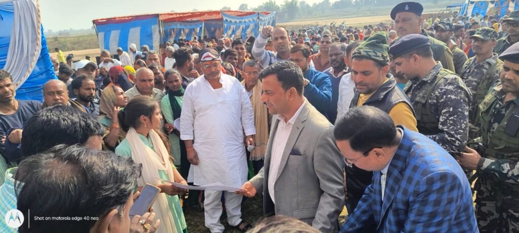 डीसी सोमवार को पहुंचे तरहसी,मतदाता सूची के संक्षिप्त पुनरीक्षण कार्यक्रम के तहत सुपर चेकिंग कार्यक्रम का लिया जायज़ा