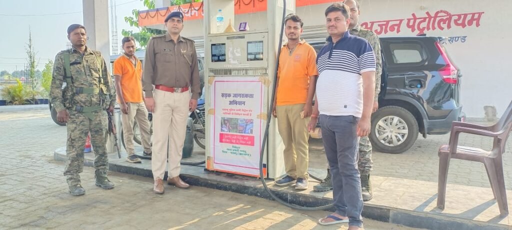 नो हेलमेट, नो पेट्रोल का पालन कराने के प्रति मनातू पुलिस सख्त