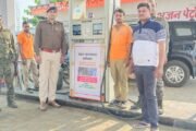 नो हेलमेट, नो पेट्रोल का पालन कराने के प्रति मनातू पुलिस सख्त