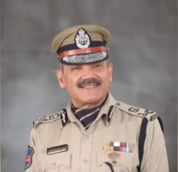 चुनाव आयोग की बड़ी कार्रवाई,  DGP सस्पेंड,काउंटिंग के दौरान डीजीपी को किया सस्पेंड, प्रत्याशी को गुलदस्ता भेंट करना पड़ा महंगा