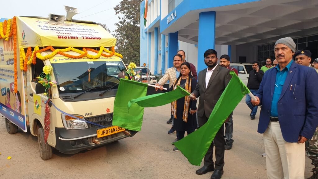 ईवीएम-वीवीपैट के प्रदर्शन केंद्र का डीडीसी ने किया उद्घाटन,पांच मोबाइल डेमोस्ट्रेशन वैन को समाहरणालय परिसर से किया रवाना