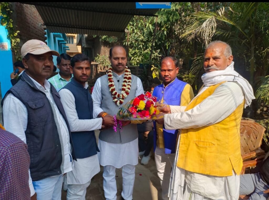 चतरा सांसद प्रतिनिधि और मनातू भाजपा मंडल अध्यक्ष ने भाजपा के नवनियुक्त अध्यक्ष अमित तिवारी को पुष्प गुच्छ देकर गर्मजोशी के साथ किया स्वागत।