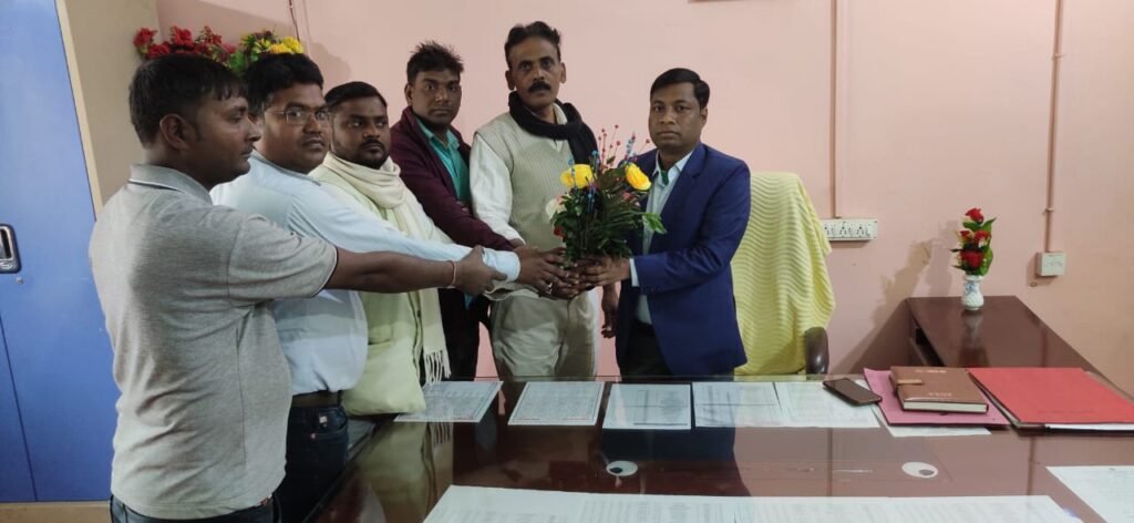 जनप्रतिनिधियों ने तरहसी प्रखण्ड कार्यालय मे नव पदस्थापित B D O को गुलदस्ता देकर किया  स्वागत.