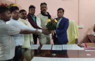 जनप्रतिनिधियों ने तरहसी प्रखण्ड कार्यालय मे नव पदस्थापित B D O को गुलदस्ता देकर किया  स्वागत.