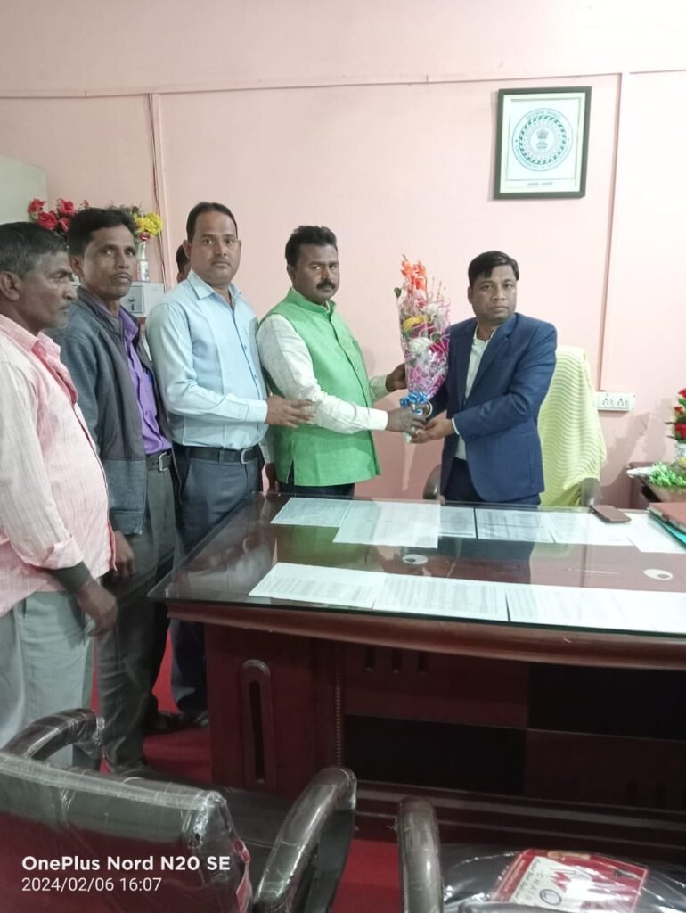 विधायक प्रतिनिधि ने नए प्रखंड विकास पदाधिकारी को बुके देकर किया स्वागत