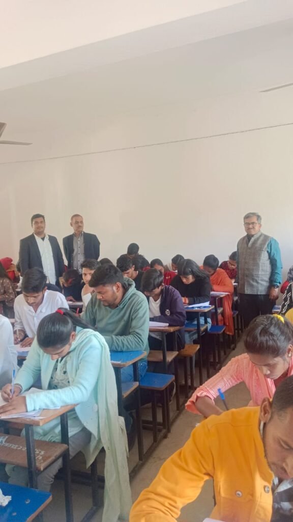 स्नातक सेमेस्टर 4की पहले दिन की परीक्षा शांति पूर्ण संपन्न।