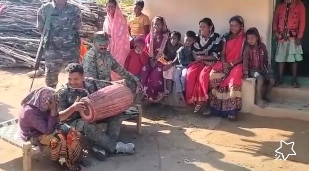 मनातू थाना प्रभारी ने ग्रामीणों के साथ गाया लोकगीत, किया मतदाताओं को जागरूक।