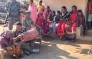 मनातू थाना प्रभारी ने ग्रामीणों के साथ गाया लोकगीत, किया मतदाताओं को जागरूक।