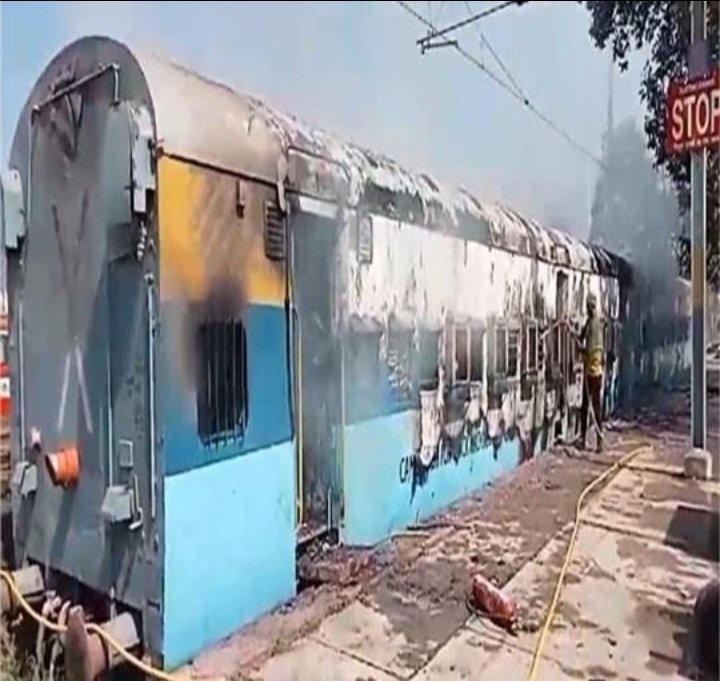 बड़ी हादसा : ट्रेन के डिब्बे में लगी आग, सिलेंडर फटने से हुआ हादसा