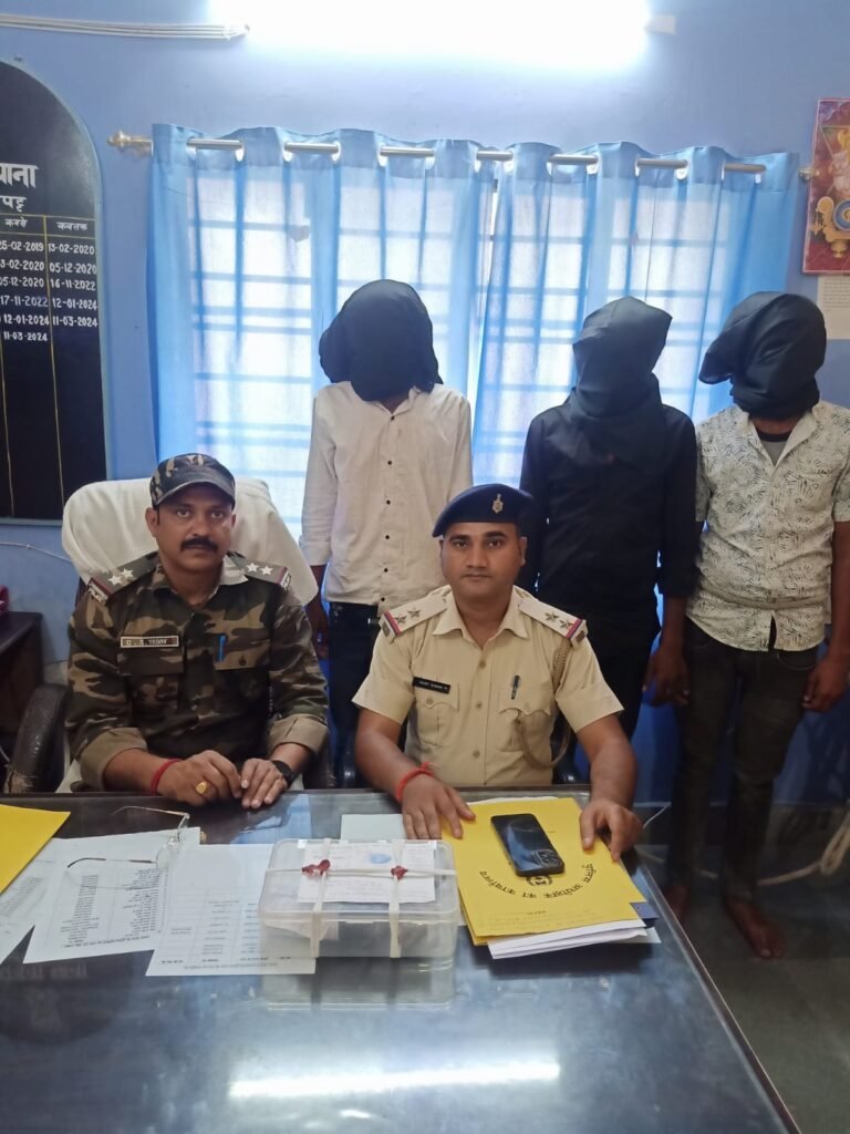 पड़वा पुलिस ने देशी कट्टा के साथ तीन युवक गिरफ्तार।
