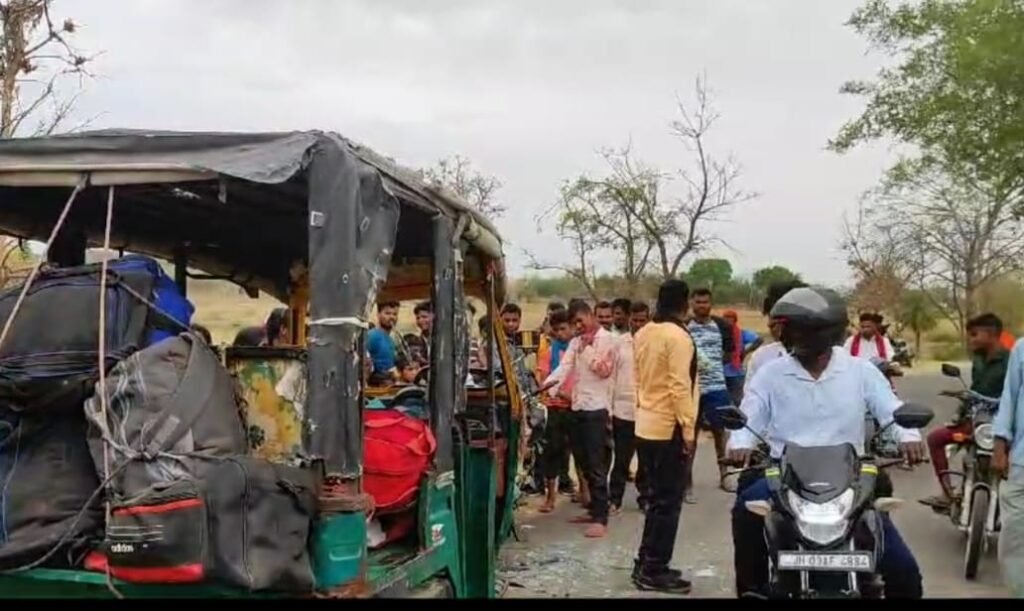किशुनपुर पंचकेडिया मुख्य पथ पर बाइक एवं टेम्पू में भीषण टक्कर दर्जन लोग घायल