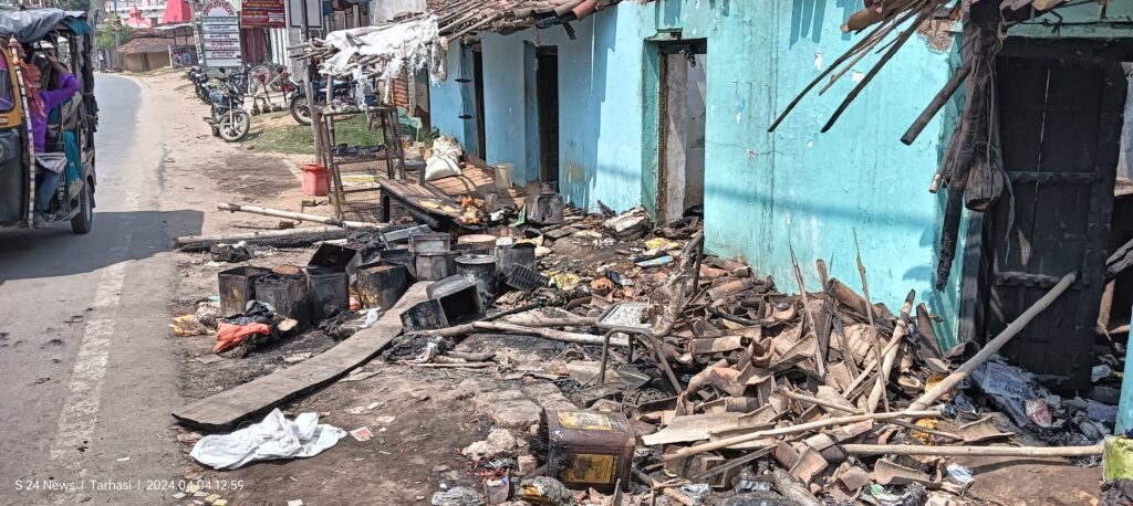 तरहसी के मिडिल स्कूल चौक पर किराना दुकान में लगी आग लाखों के सामान जलकर राख।