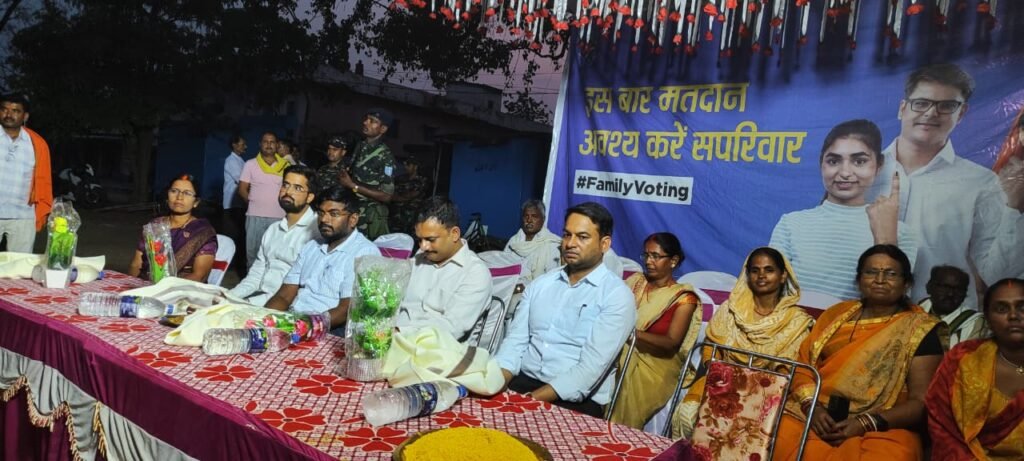 पाटन के किशुनपुर मे मतदाता जागरूकता अभियान चौपाल कार्यक्रम मे उपस्थिति पलामू उपायुक्त शशि रंजन!