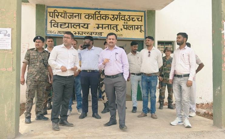 जिला निर्वाचन पदाधिकारी सह उपायुक्त ने मनातू व पांकी के इंटरमीडिएट स्ट्रांग रूम व कई बूथों का निरीक्षण किया