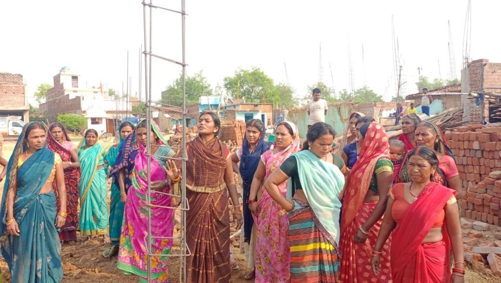 चारदीवारी निर्माण को ग्रामीणों ने तोड़ा,बाजार एवं रास्ता मांग को लेकर ग्रामीणों में दिखा आक्रोश