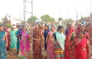 चारदीवारी निर्माण को ग्रामीणों ने तोड़ा,बाजार एवं रास्ता मांग को लेकर ग्रामीणों में दिखा आक्रोश