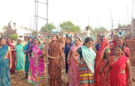चारदीवारी निर्माण को ग्रामीणों ने तोड़ा,बाजार एवं रास्ता मांग को लेकर ग्रामीणों में दिखा आक्रोश
