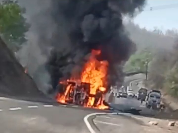 बड़ी खबर : चतरा गया मुख्य मार्ग पर संघरी घाटी में लोहा के पाइप लदा ट्रक पलटने से लगी भीषण आग, बाल-बाल बचे चालक व उप चालक