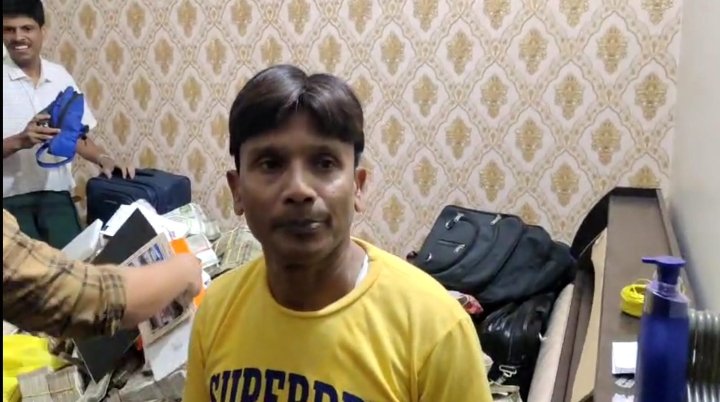 बड़ी खबर : झारखंड मे 25 करोड़ कैश मिले, रांची में ED की बड़ी रेड, मंत्री आलमगीर के PA के नौकर के घर से मिला नोटों का जखीरा, मंत्री के PA के घर सहित इन जगहों पर भी कार्रवाई