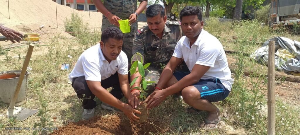 मनातू थाना प्रभारी निर्मल उरांव ने थाना परिसर में किया पौधारोपण