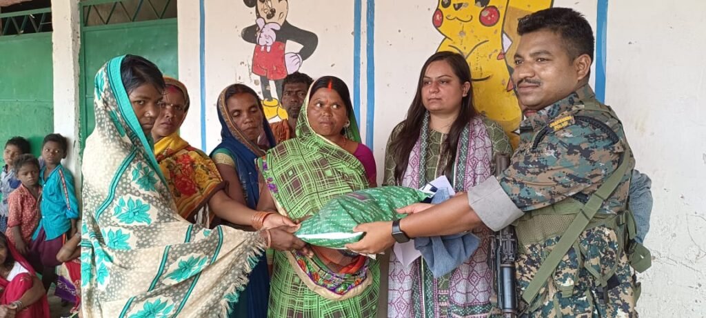 थाना प्रभारी ने परहिया किसानों के बीच मडुआ बीज़ का किया  वितरण ।