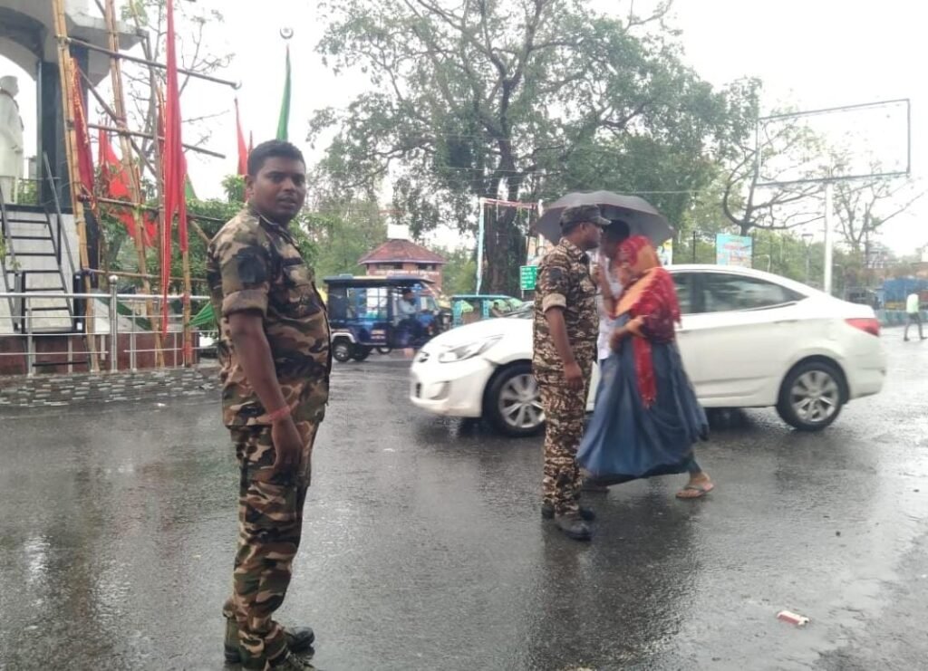 सहायक पुलिस कर्मियों ने काला बिल्ला लगा कर किया काम