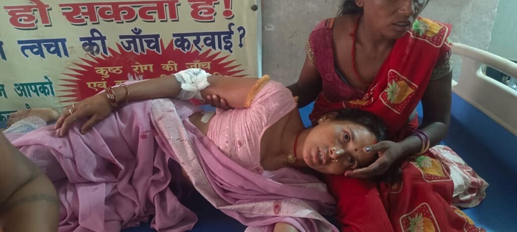 मनातू के रहैया में अज्ञात अपराधियों ने मोटरसाइकिल सवार युवक पर अंधाधुंध चलाई गोलियां , मौके से फरार अपराधी।