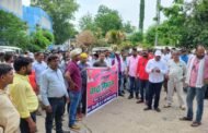 मनरेगा कर्मियों ने अपनी पुरानी मांगों को लेकर दिया धरना।