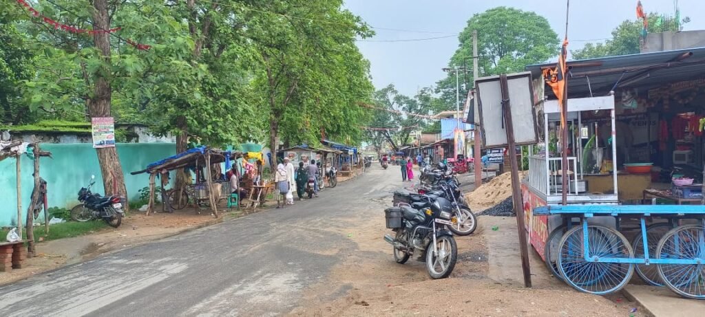 मनातू में नक्सली बंद का मिला-जुला असर