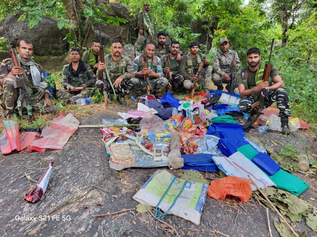 पुलिस नक्सलियों बीच मुठभेड़ : सामान बरामद,जंगलों का फायदा उठाकर भागे नक्सली