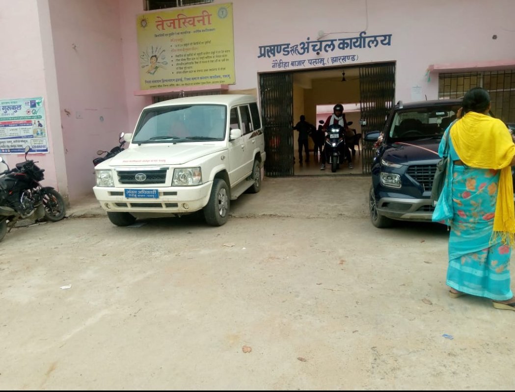 सड़क नहीं बनने पर आक्रोशित मतदाताओं ने वोट बहिष्कार करने की फैसला लिया