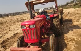 बिना नंबर के ट्रैक्टर से बालू का 'खेल', पुलिस को देखते ही अमानत नदी छोड़ भागे माफिया।