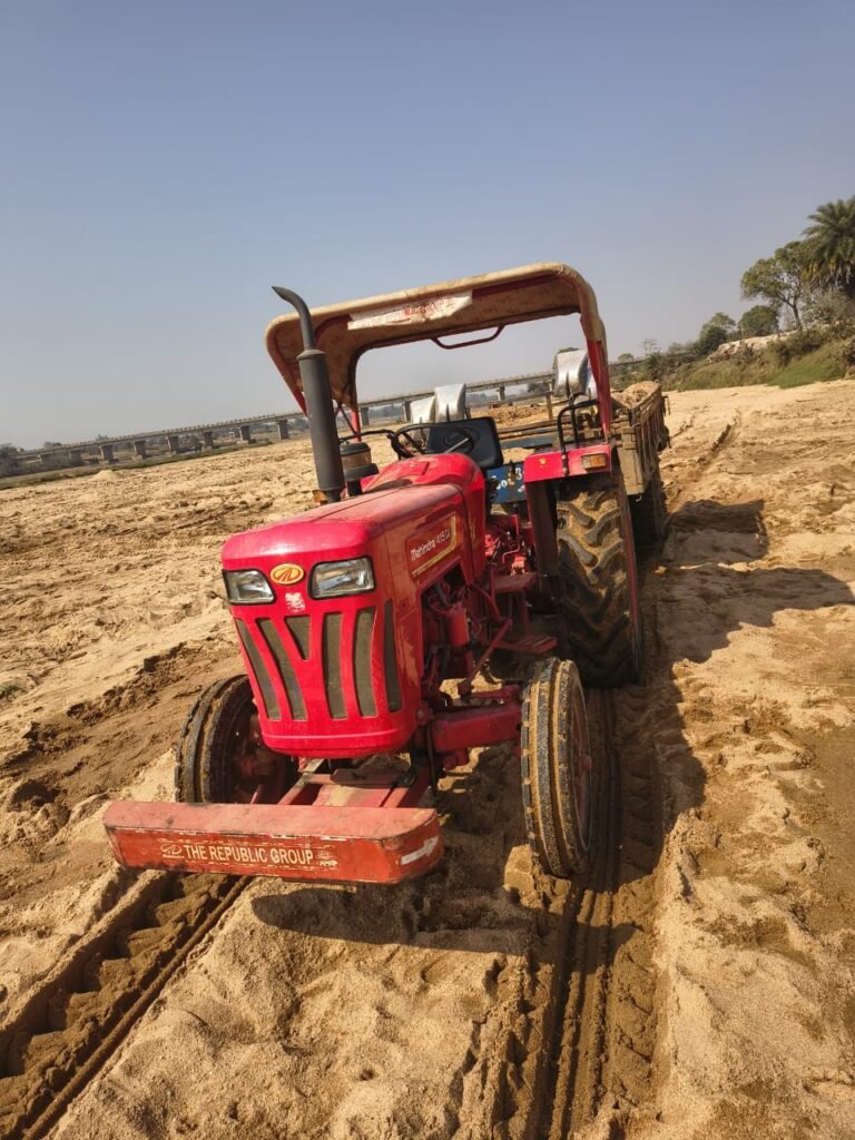 बिना नंबर के ट्रैक्टर से बालू का 'खेल', पुलिस को देखते ही अमानत नदी छोड़ भागे माफिया।